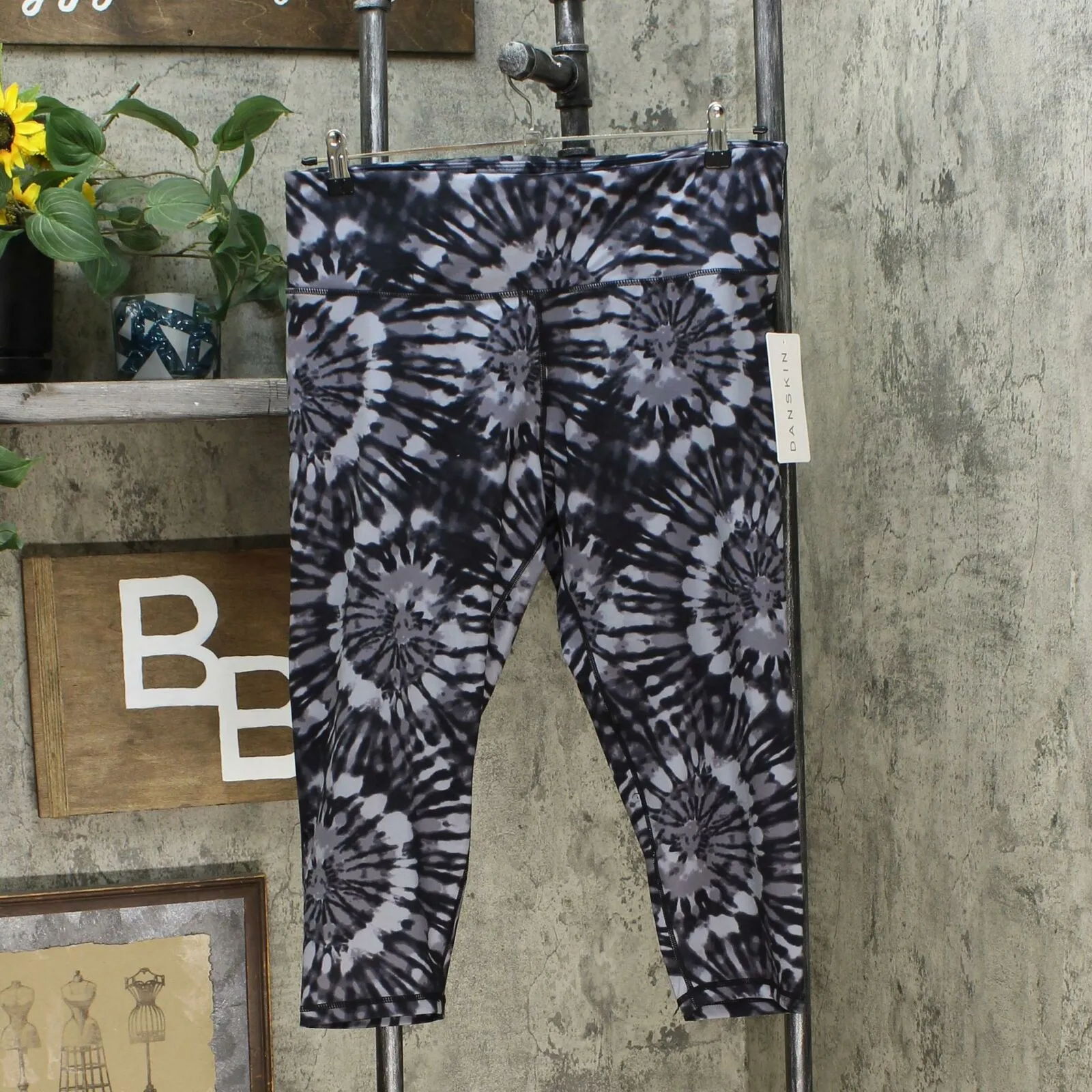 Danskin Women's All Over Print Capri Leggings