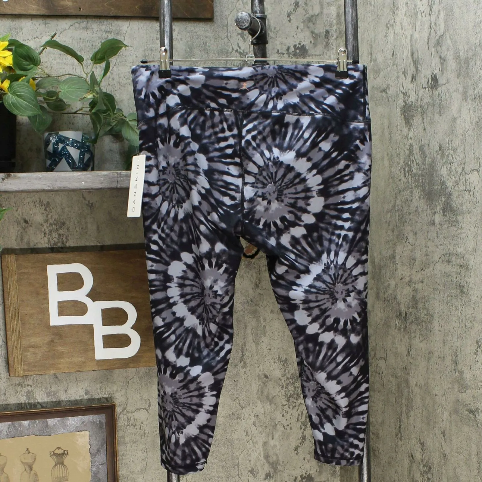 Danskin Women's All Over Print Capri Leggings