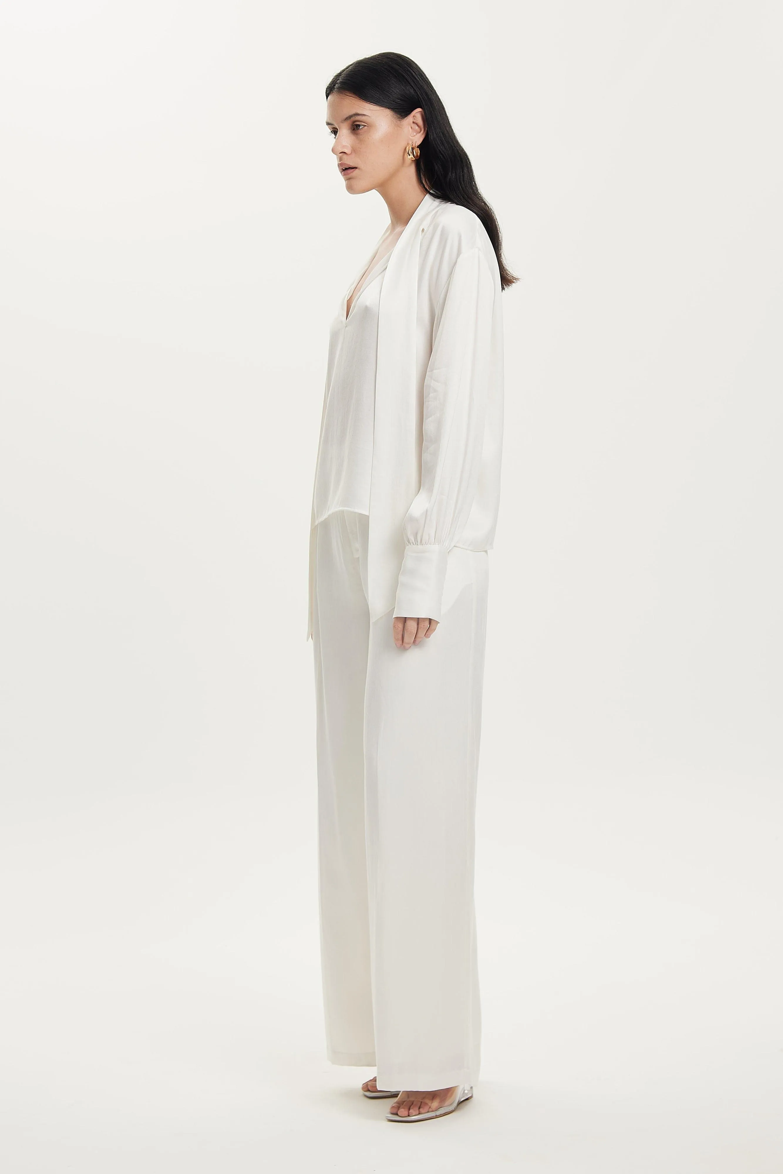 MAGNETIC TIE NECK BLOUSE | OFF WHITE