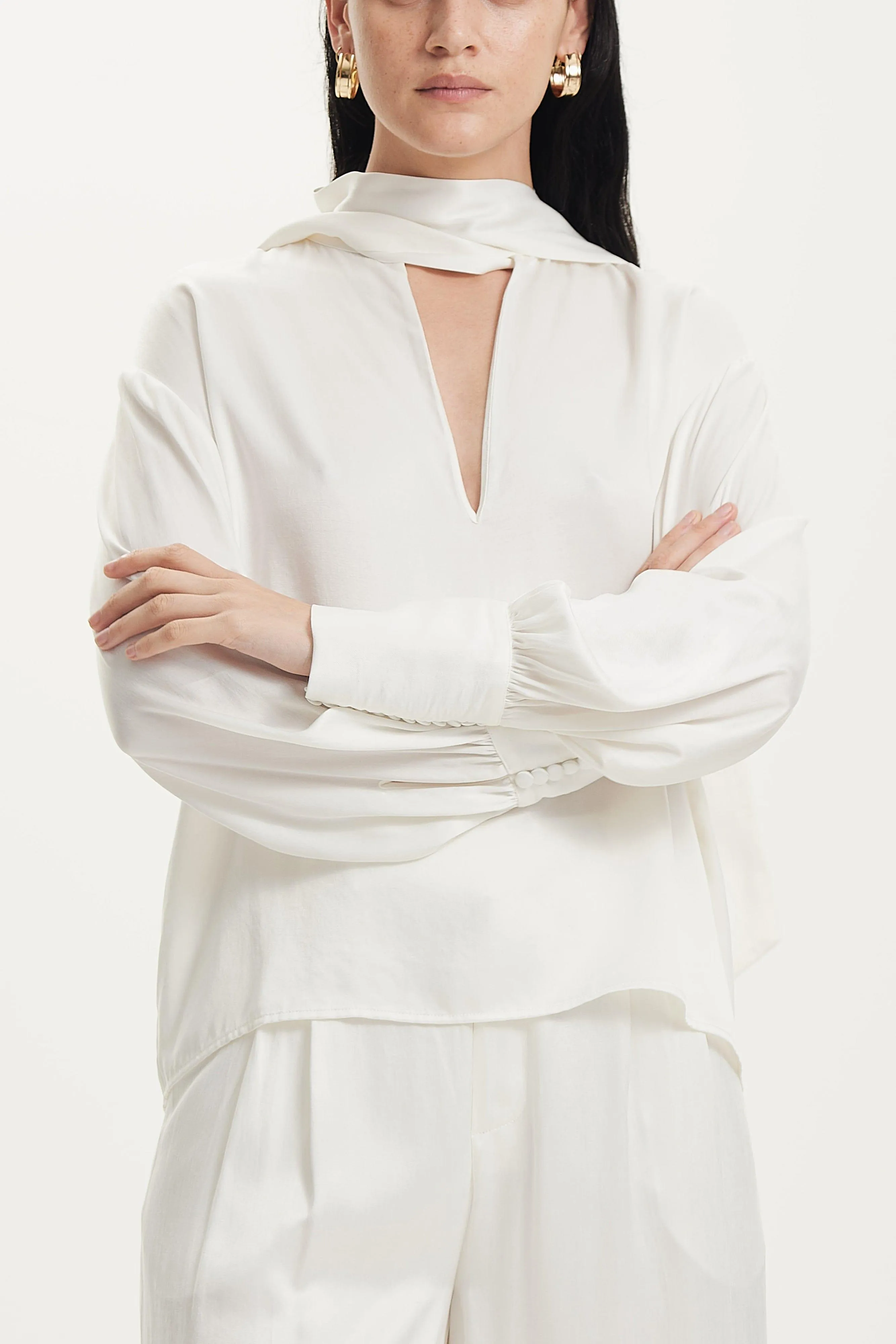 MAGNETIC TIE NECK BLOUSE | OFF WHITE