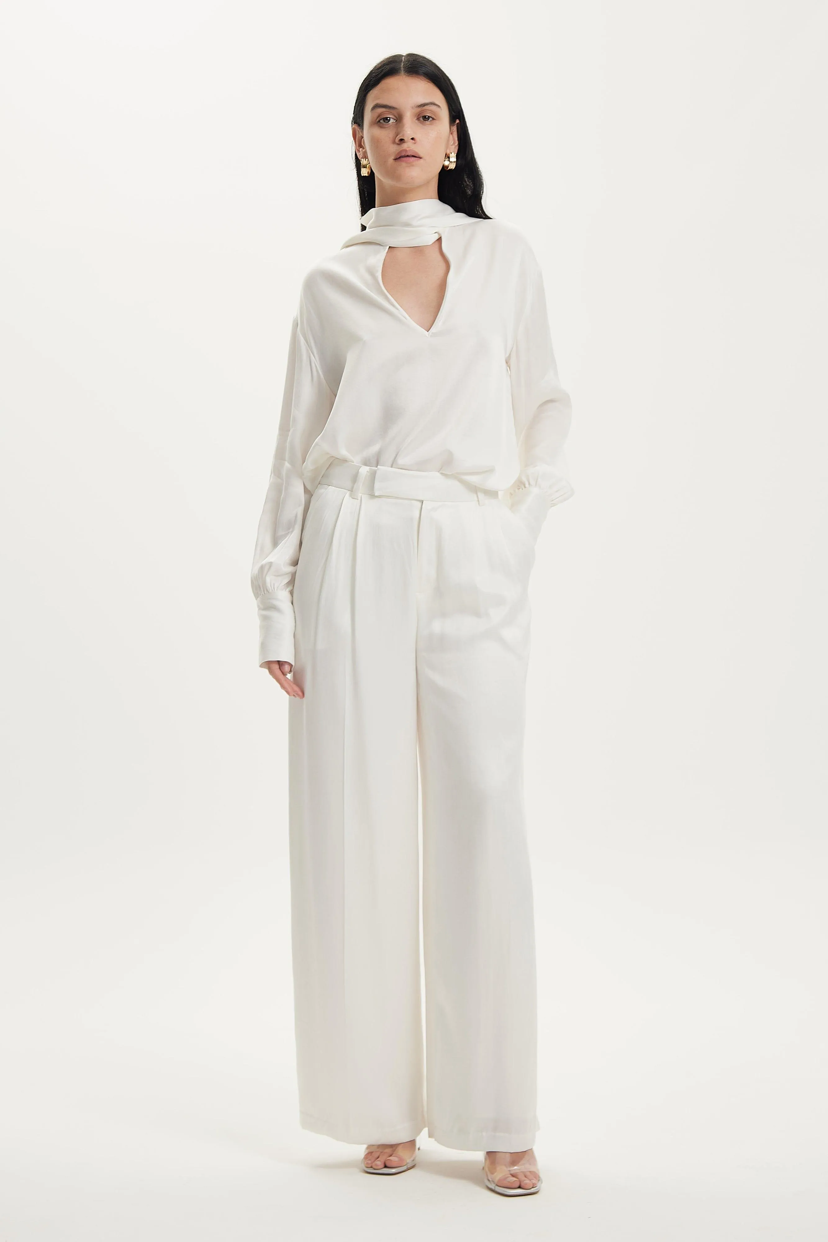 MAGNETIC TIE NECK BLOUSE | OFF WHITE