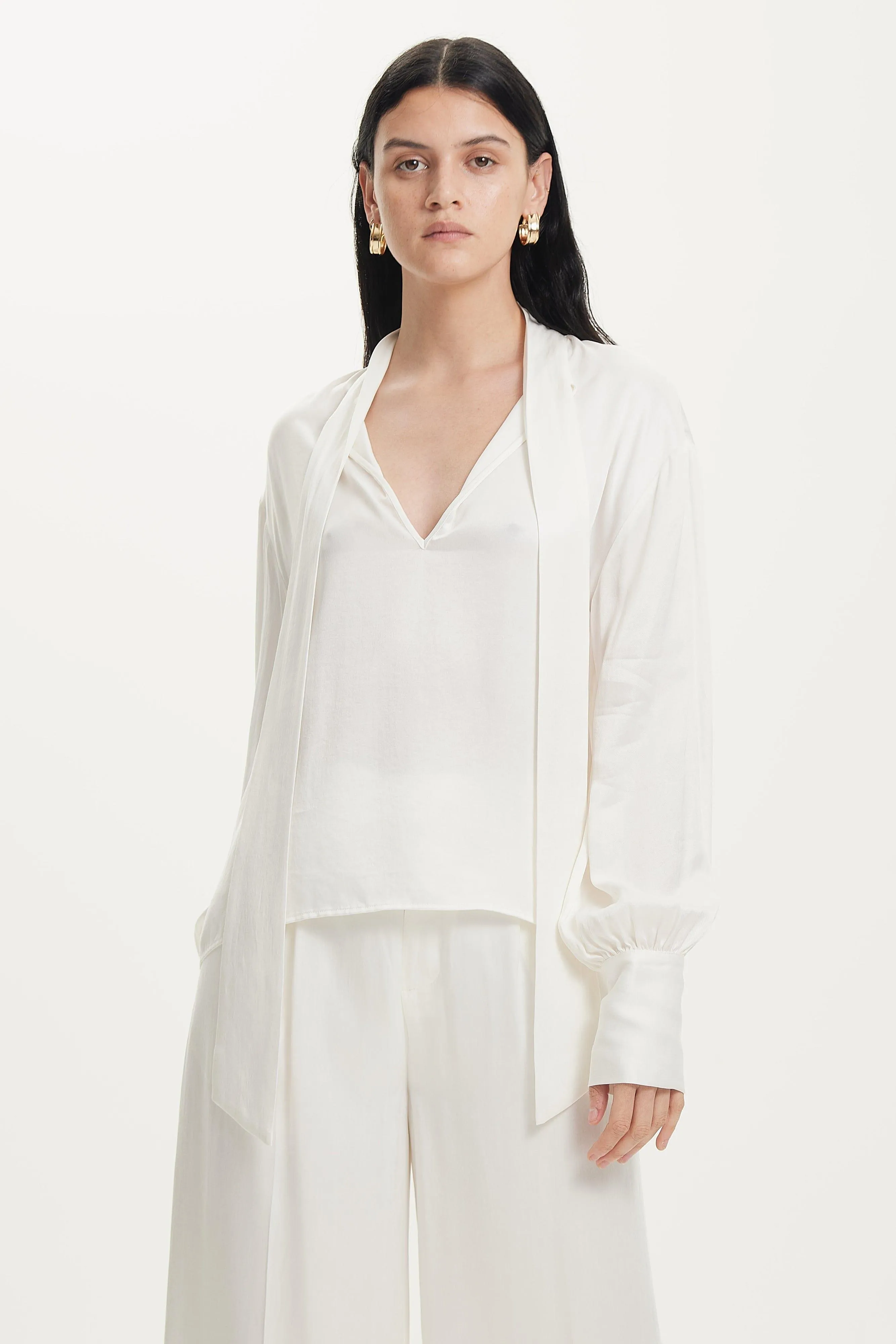 MAGNETIC TIE NECK BLOUSE | OFF WHITE