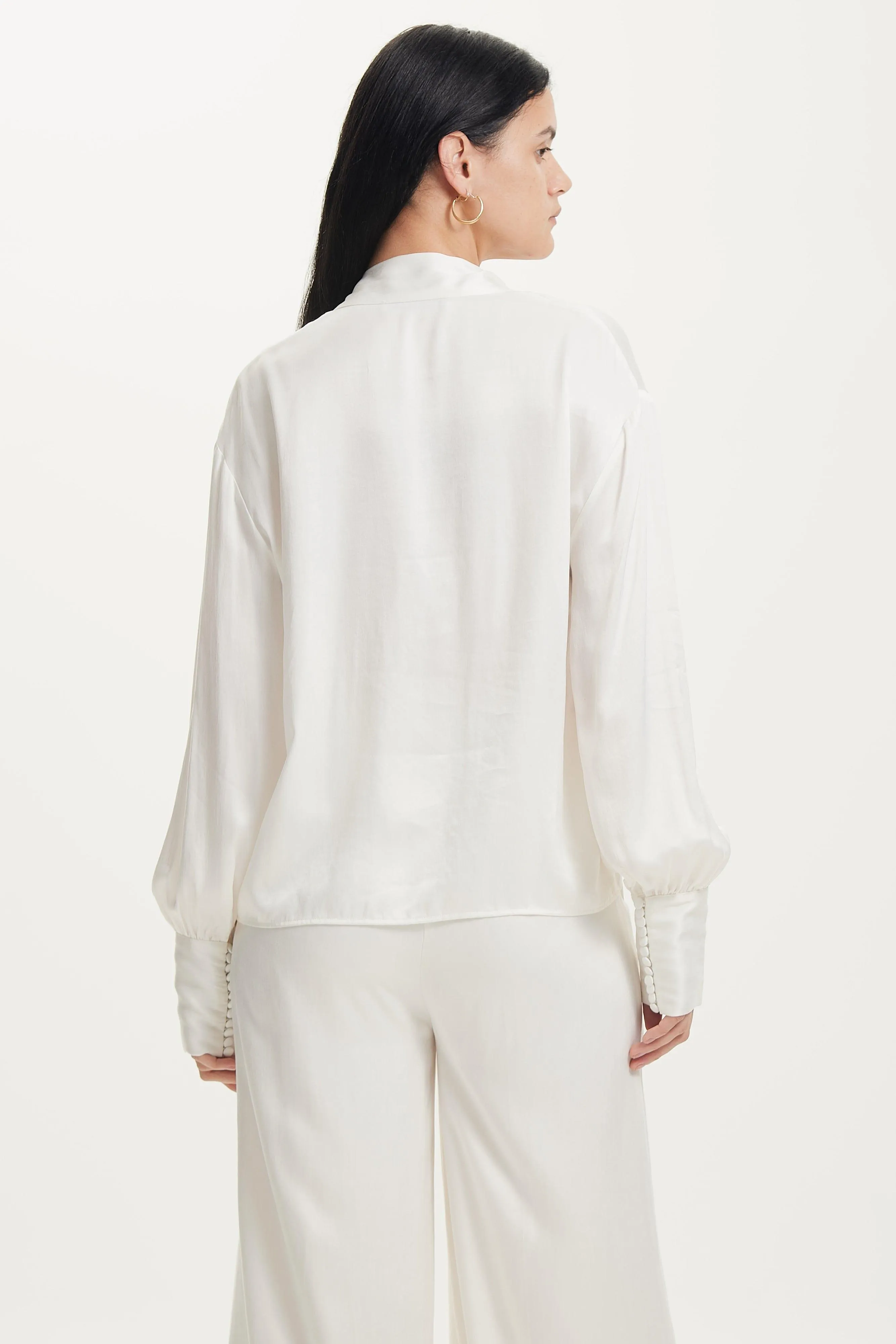 MAGNETIC TIE NECK BLOUSE | OFF WHITE