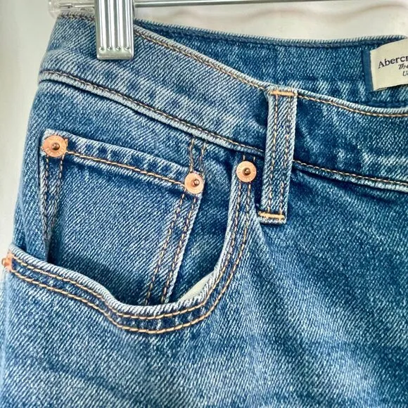 NWT Abercrombie &amp; Fitch The 90s Straight High Rise Medium Wash Jeans Women's 28