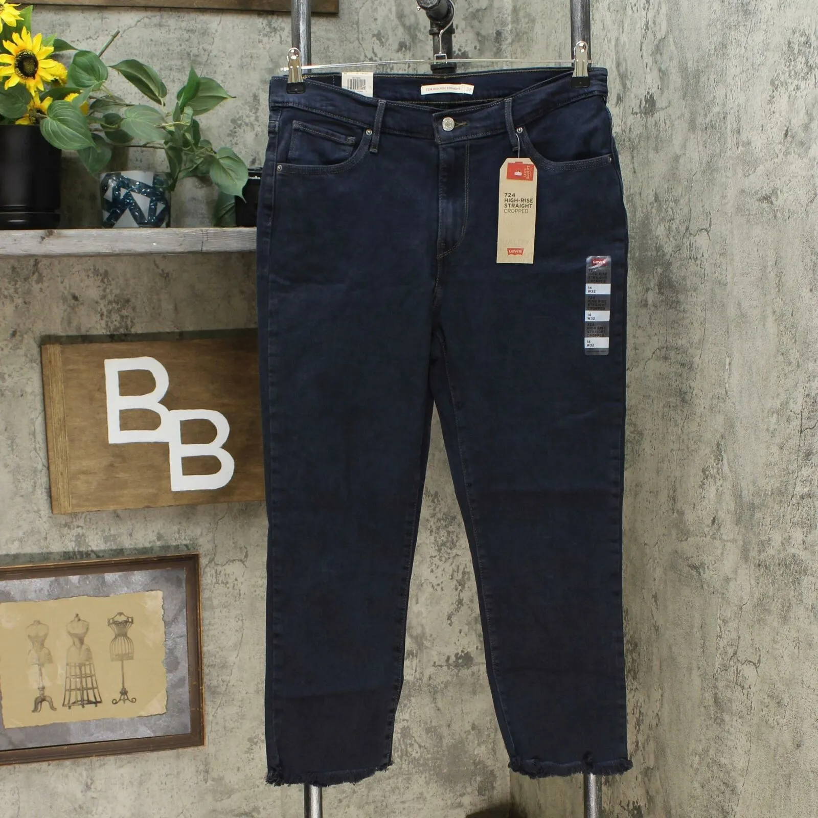 NWT Levis Women's 724 Raw-Hem Cropped Straight-Leg Jeans. 588250031 32