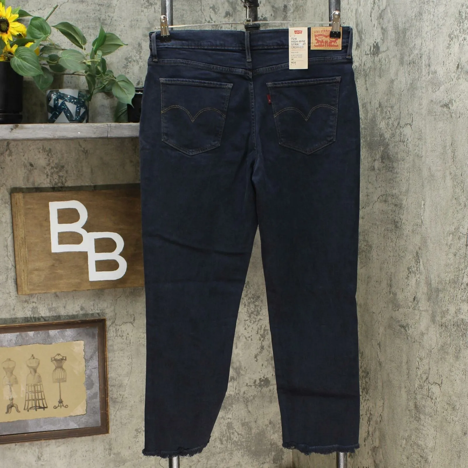 NWT Levis Women's 724 Raw-Hem Cropped Straight-Leg Jeans. 588250031 32