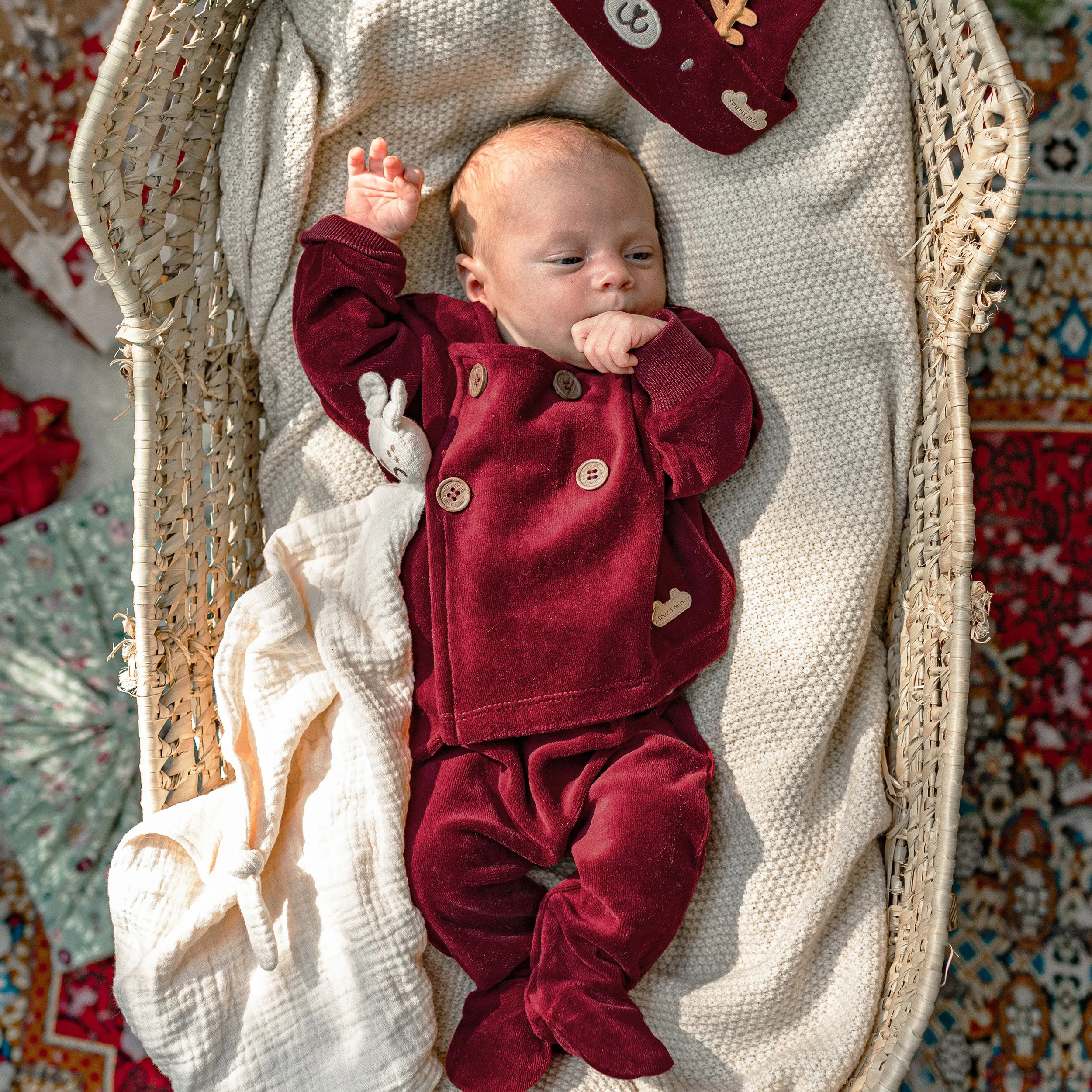 Pyjama deux-pièces rouge avec pieds en velours, naissance || Red two-piece pajama with integrated feet in velvet, newborn