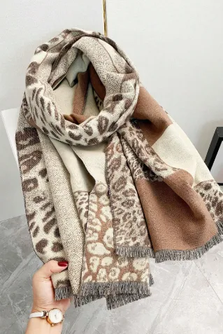 Sophia – Chic Women’s Leopard Print Scarf