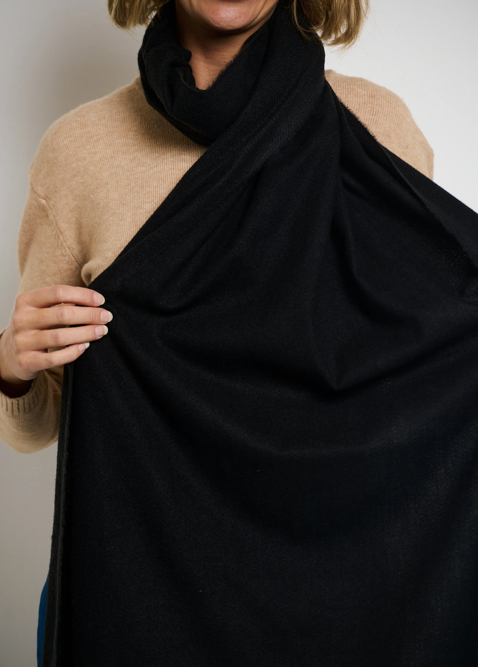 Trendy warm scarf with small fringes
