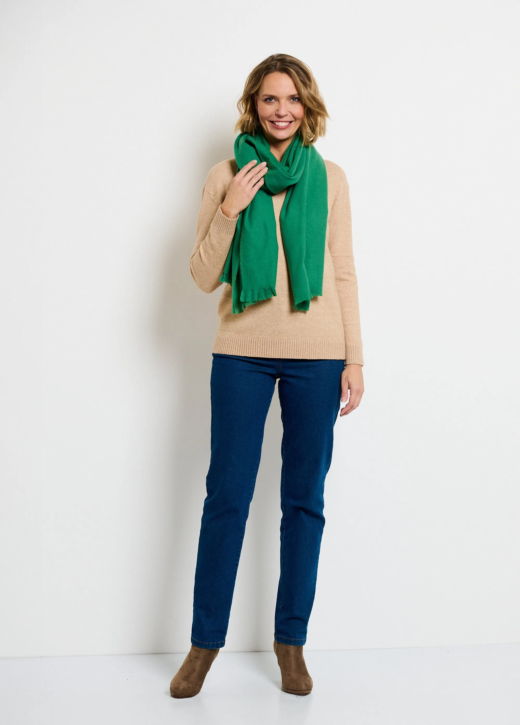 Trendy warm scarf with small fringes