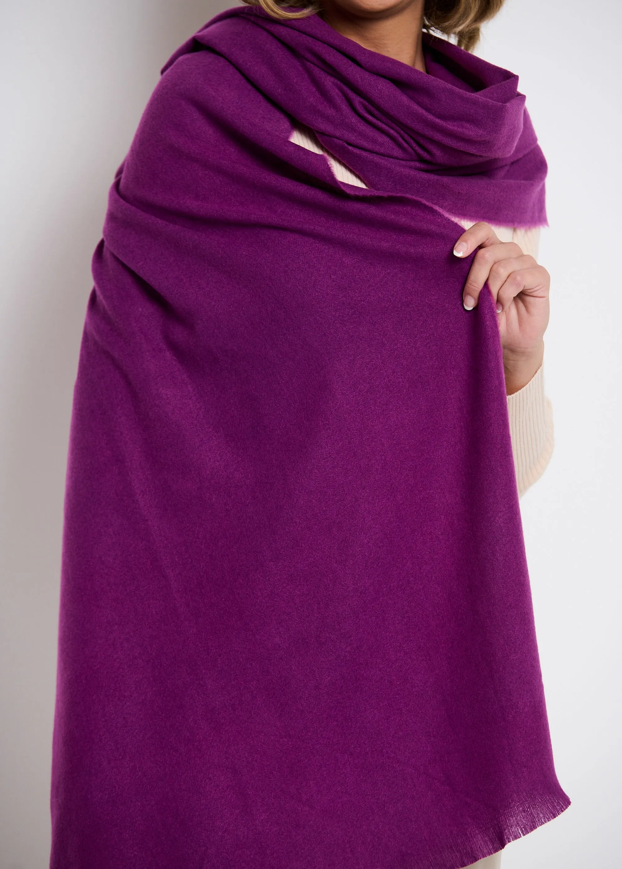Trendy warm scarf with small fringes