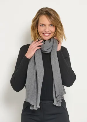 Trendy warm scarf with small fringes