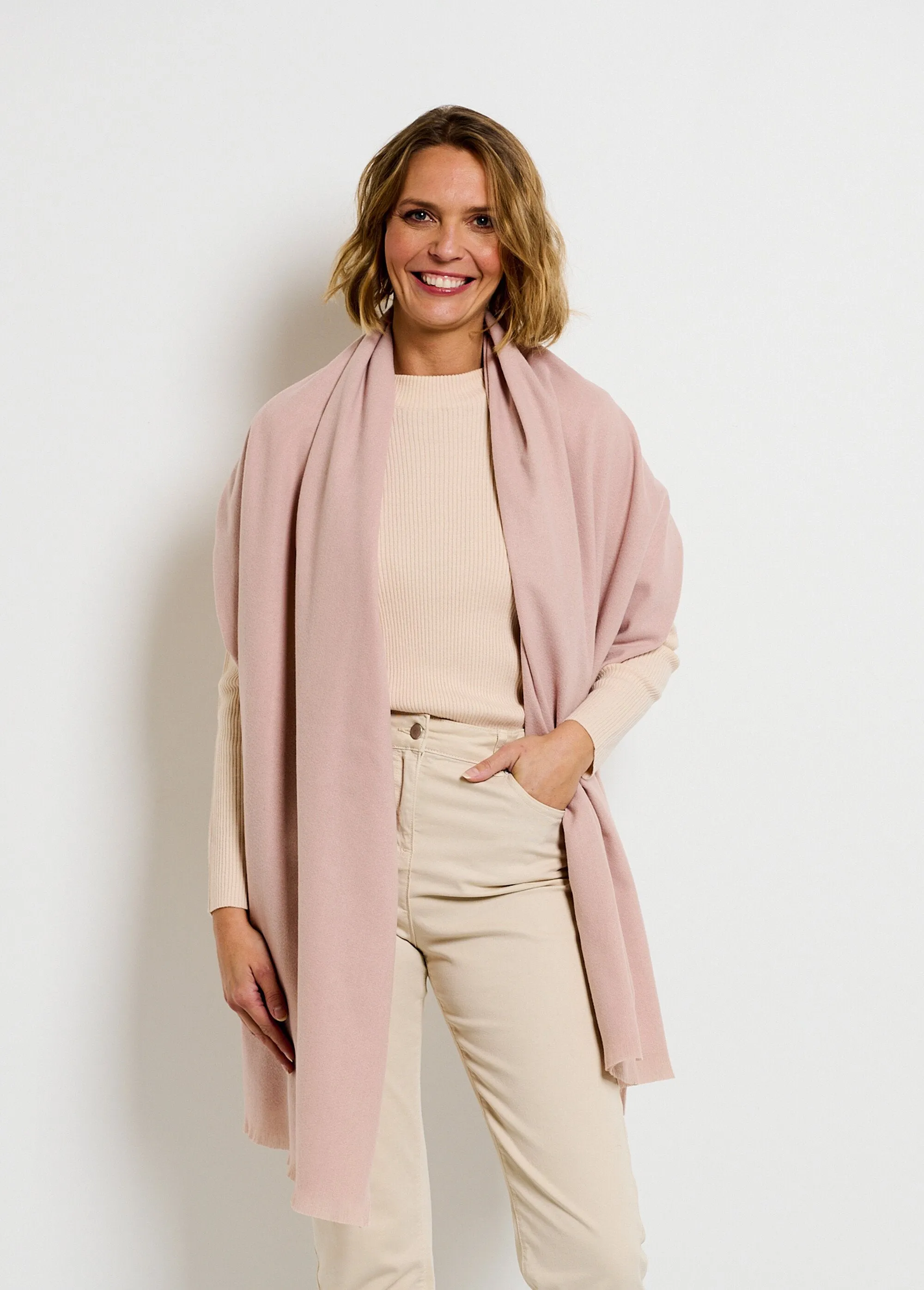 Trendy warm scarf with small fringes