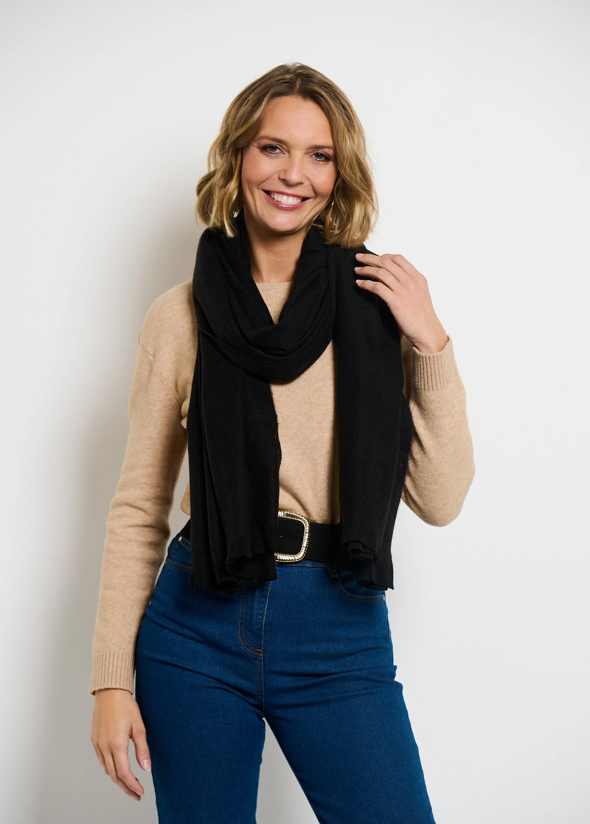 Trendy warm scarf with small fringes