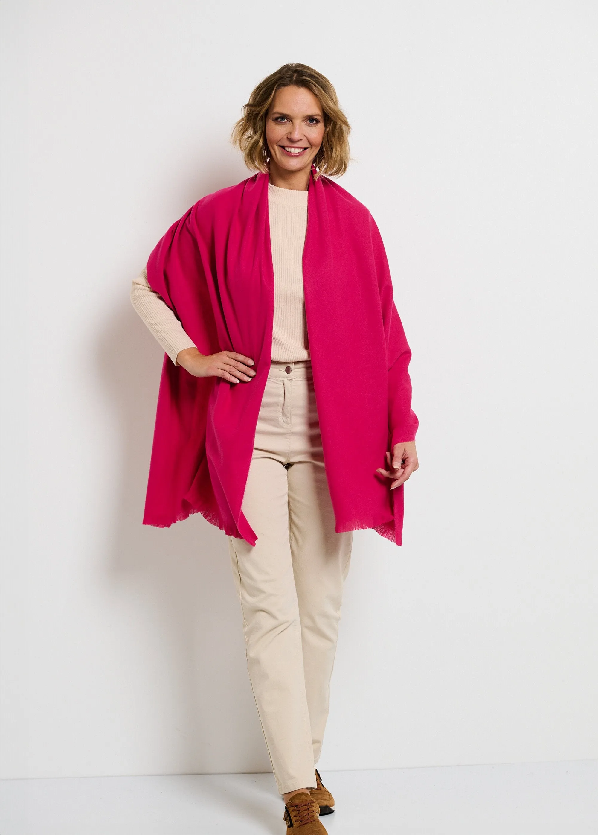 Trendy warm scarf with small fringes