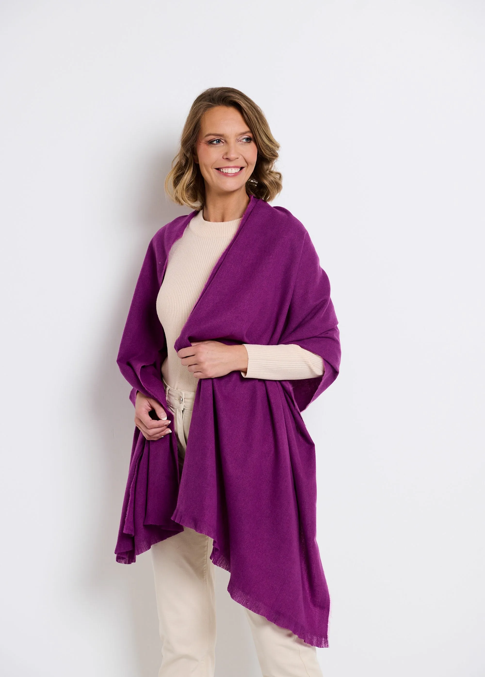 Trendy warm scarf with small fringes