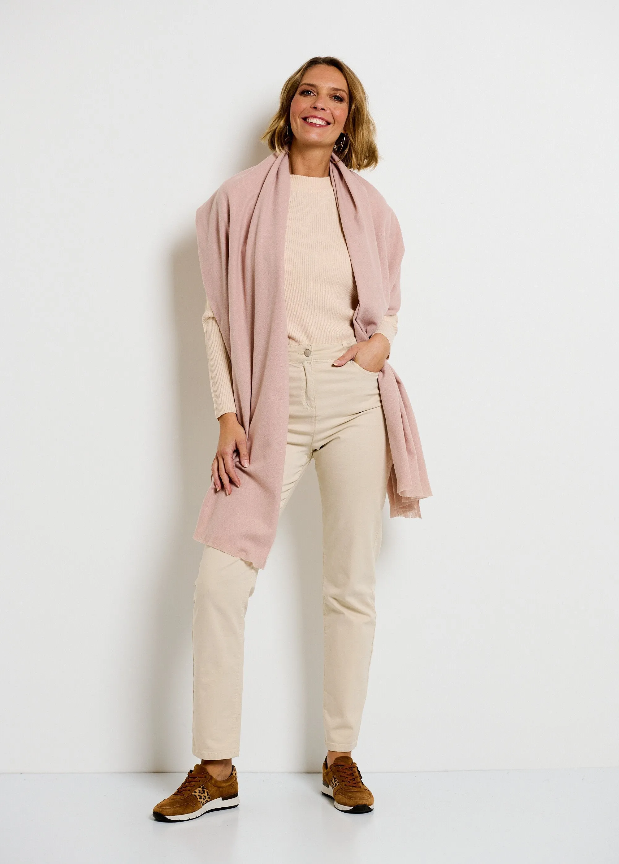 Trendy warm scarf with small fringes