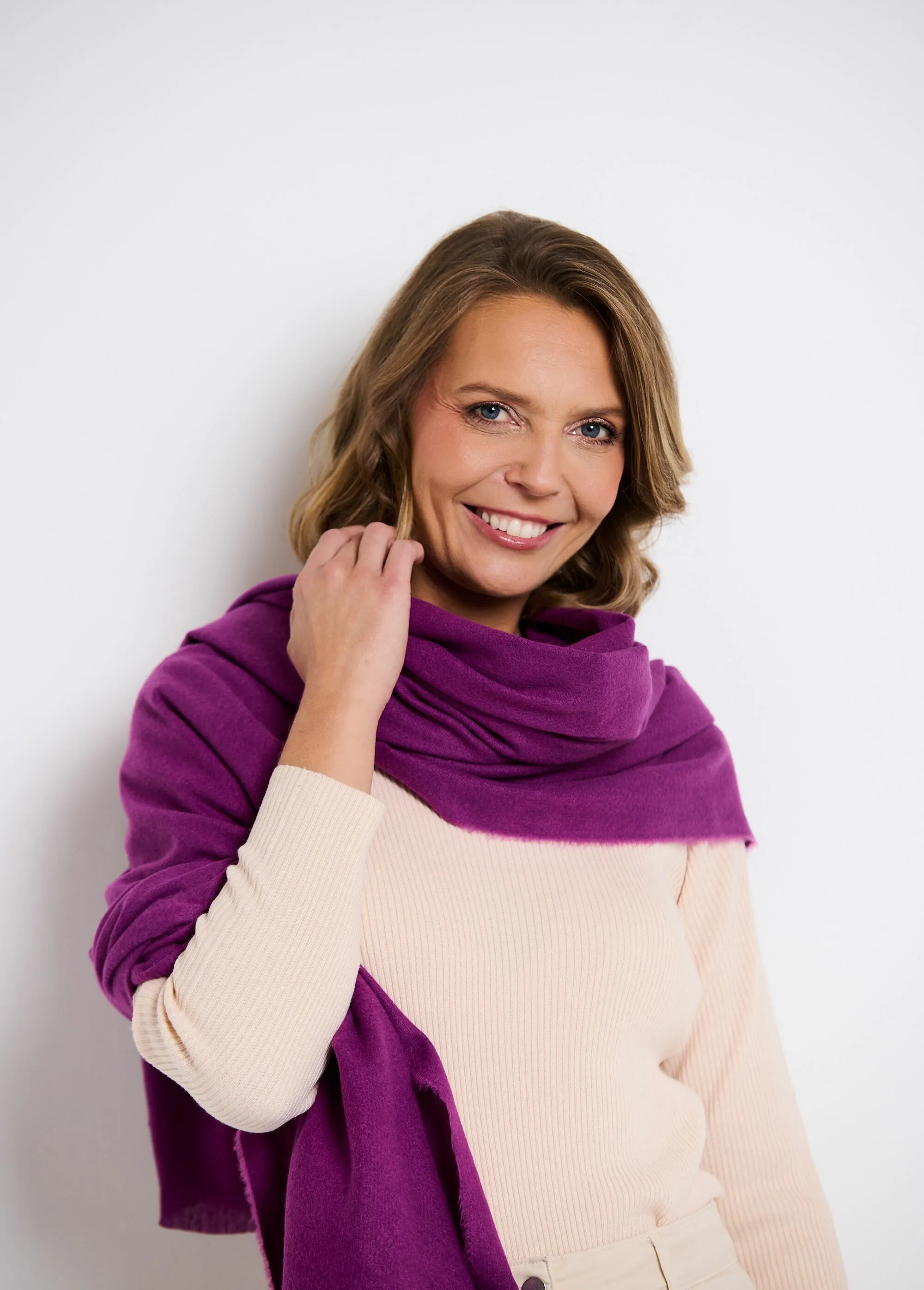 Trendy warm scarf with small fringes