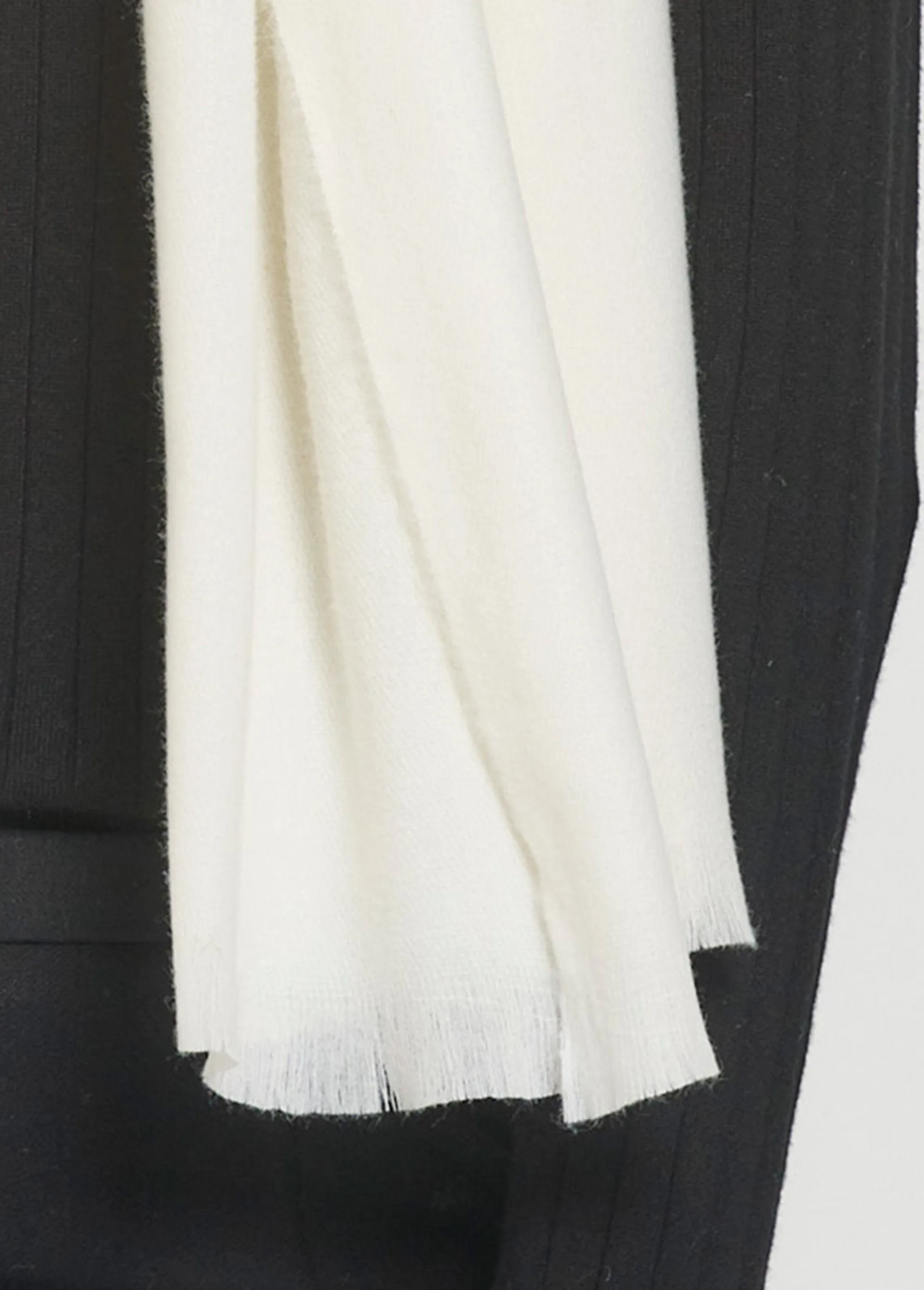 Trendy warm scarf with small fringes