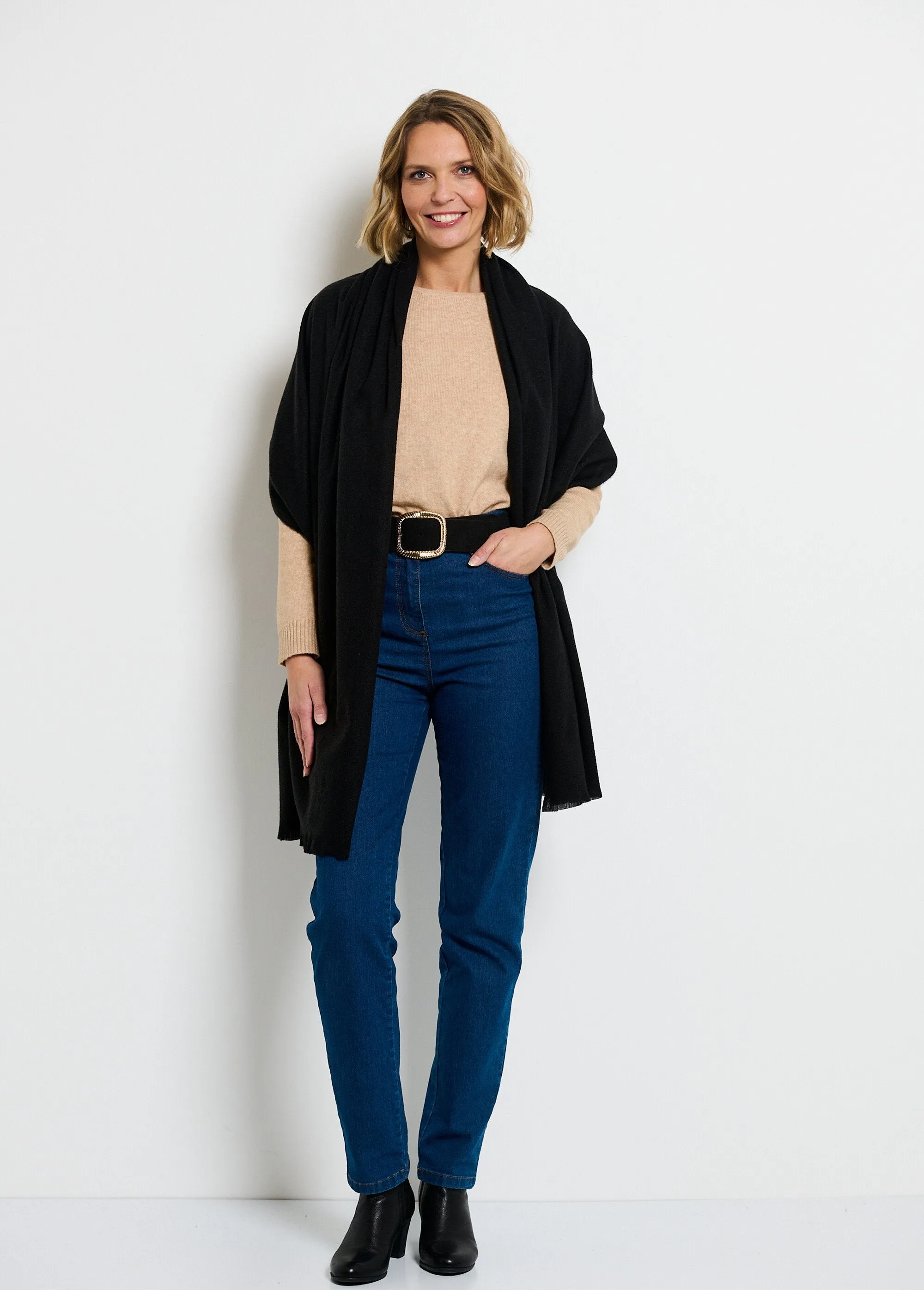 Trendy warm scarf with small fringes