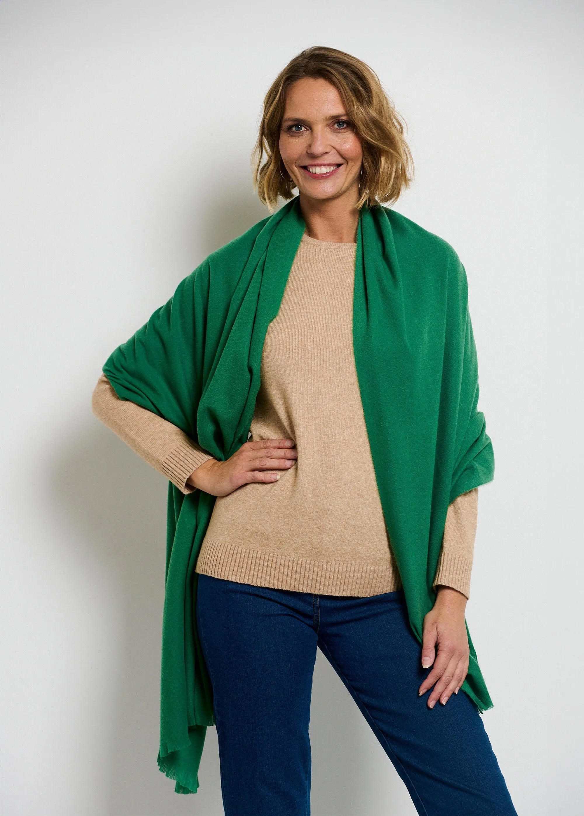 Trendy warm scarf with small fringes
