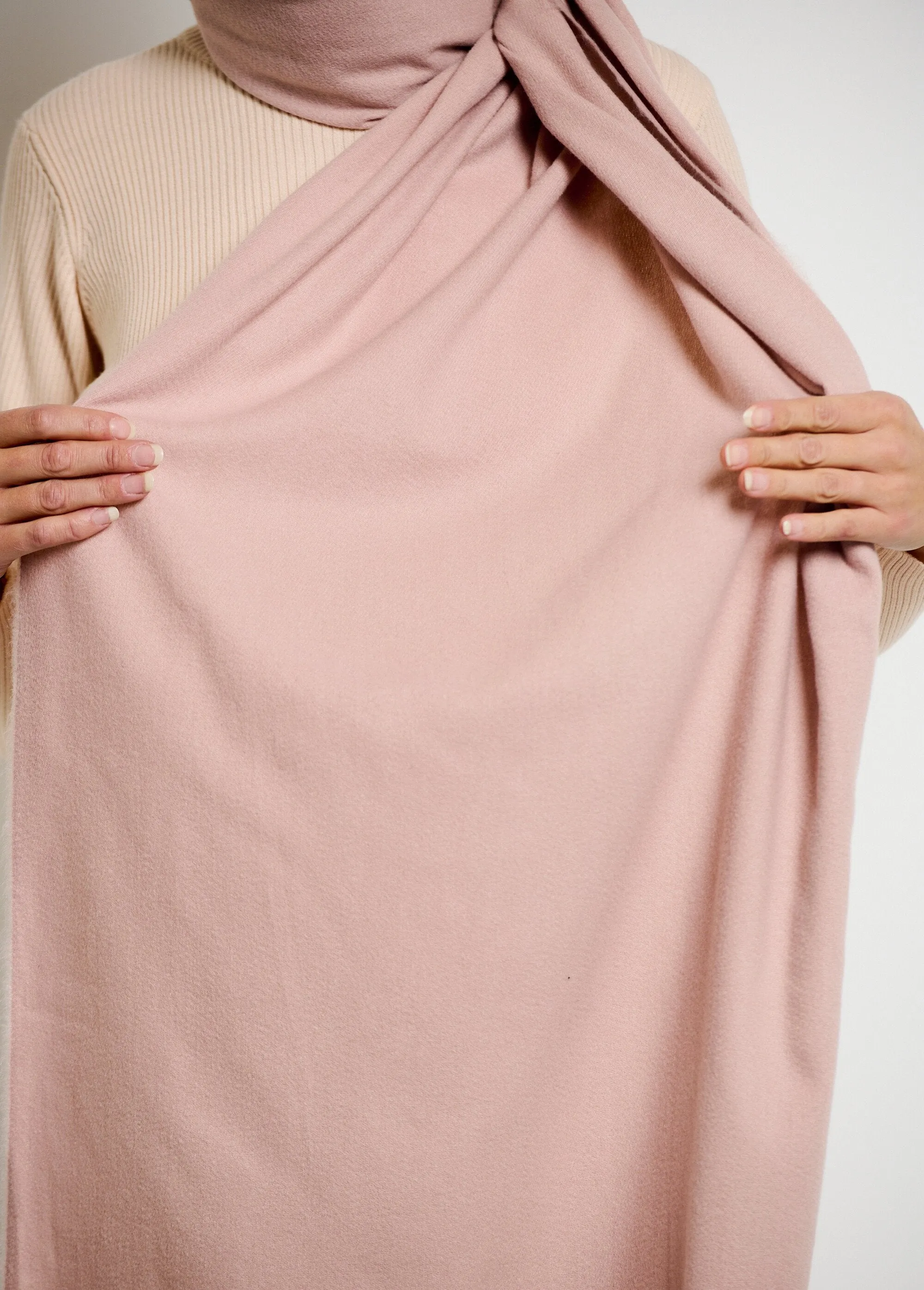 Trendy warm scarf with small fringes