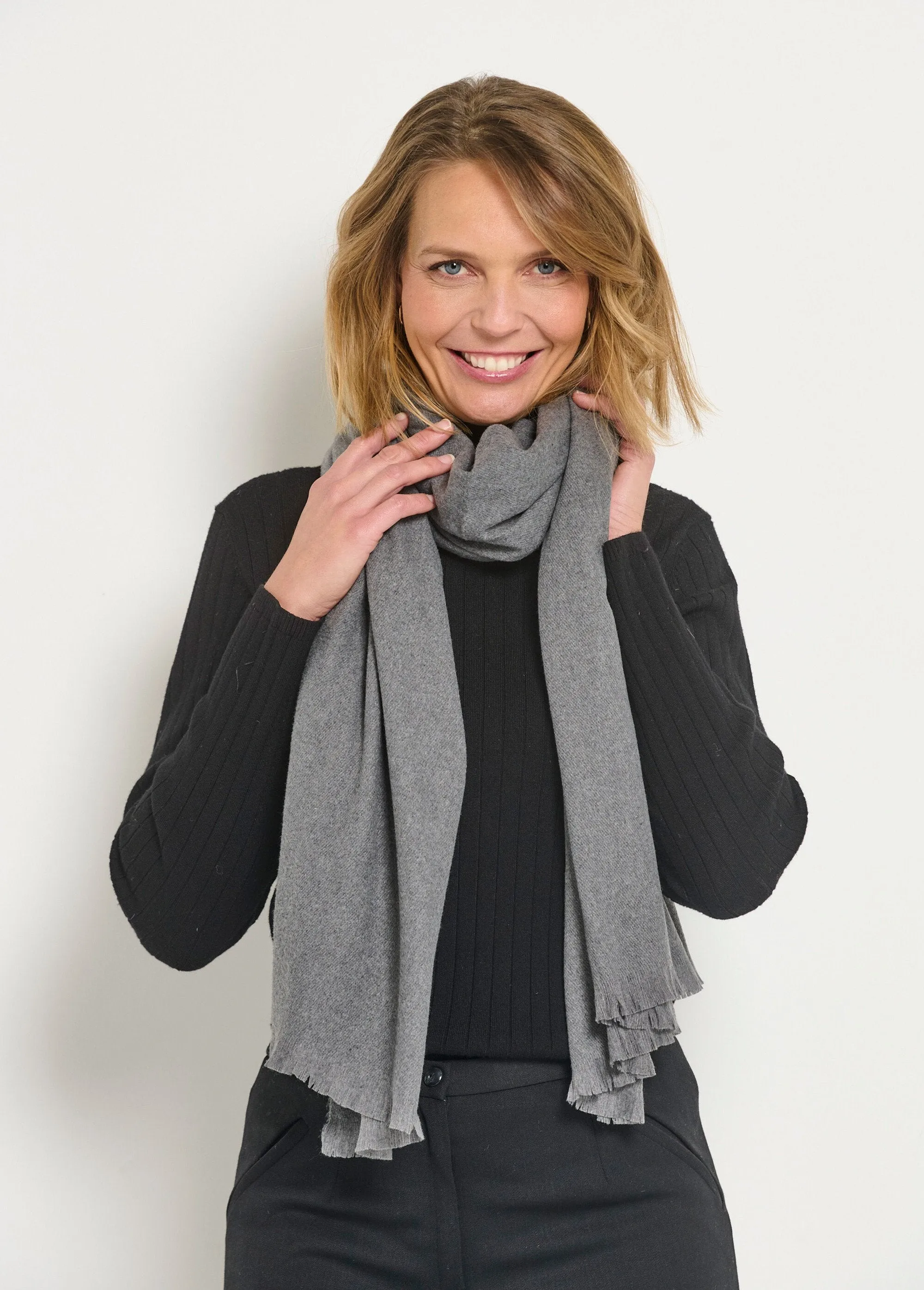 Trendy warm scarf with small fringes