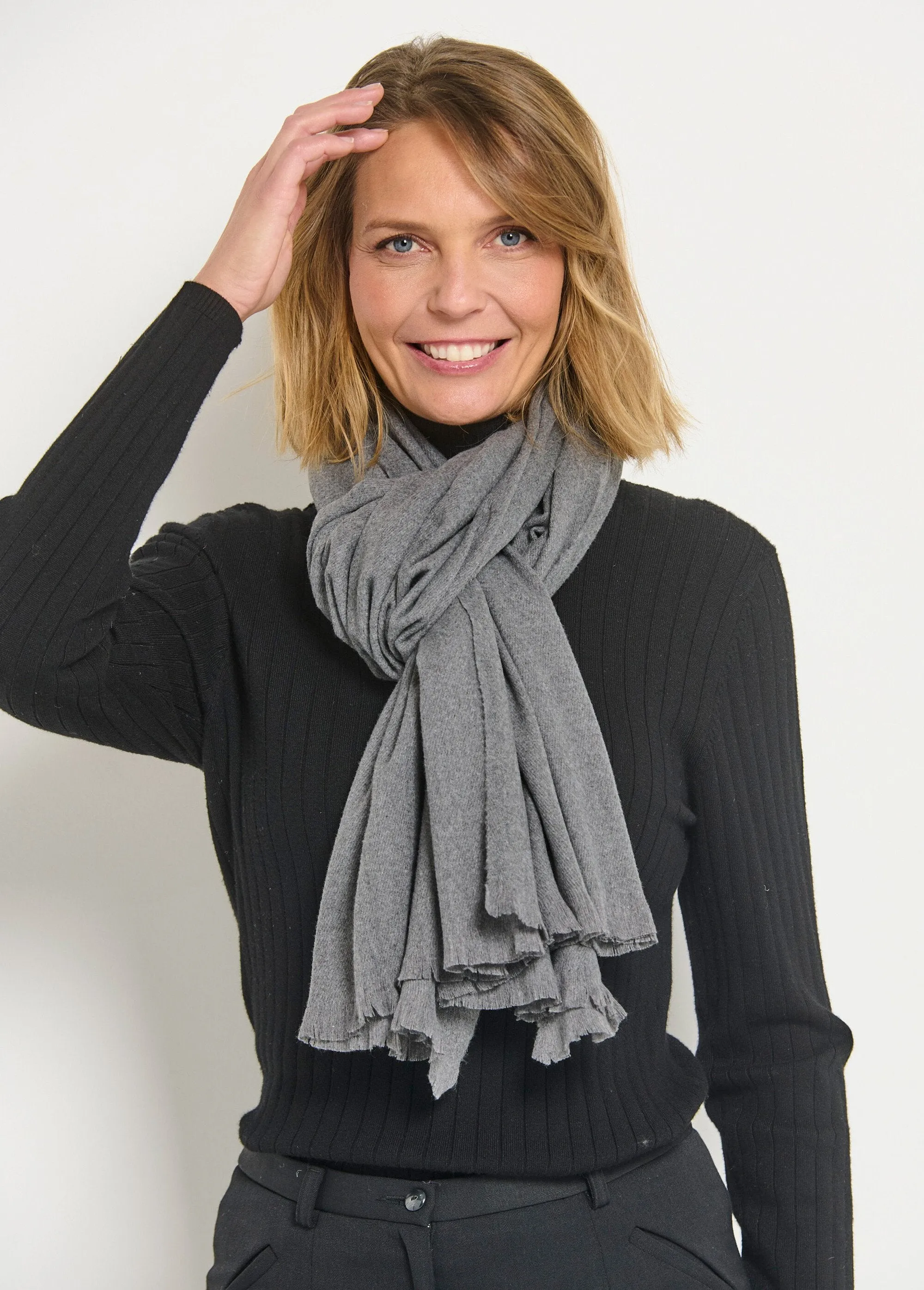 Trendy warm scarf with small fringes