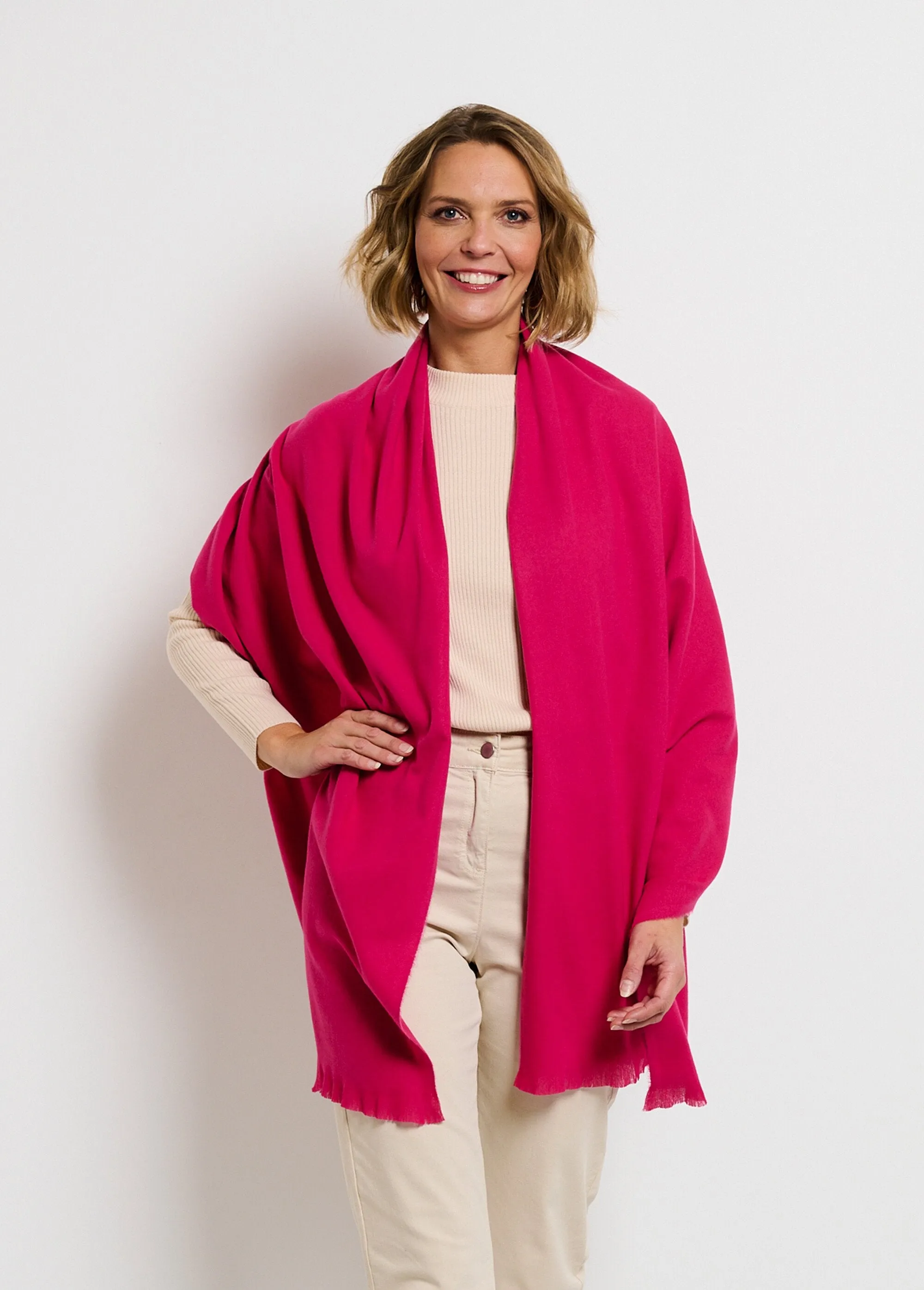 Trendy warm scarf with small fringes