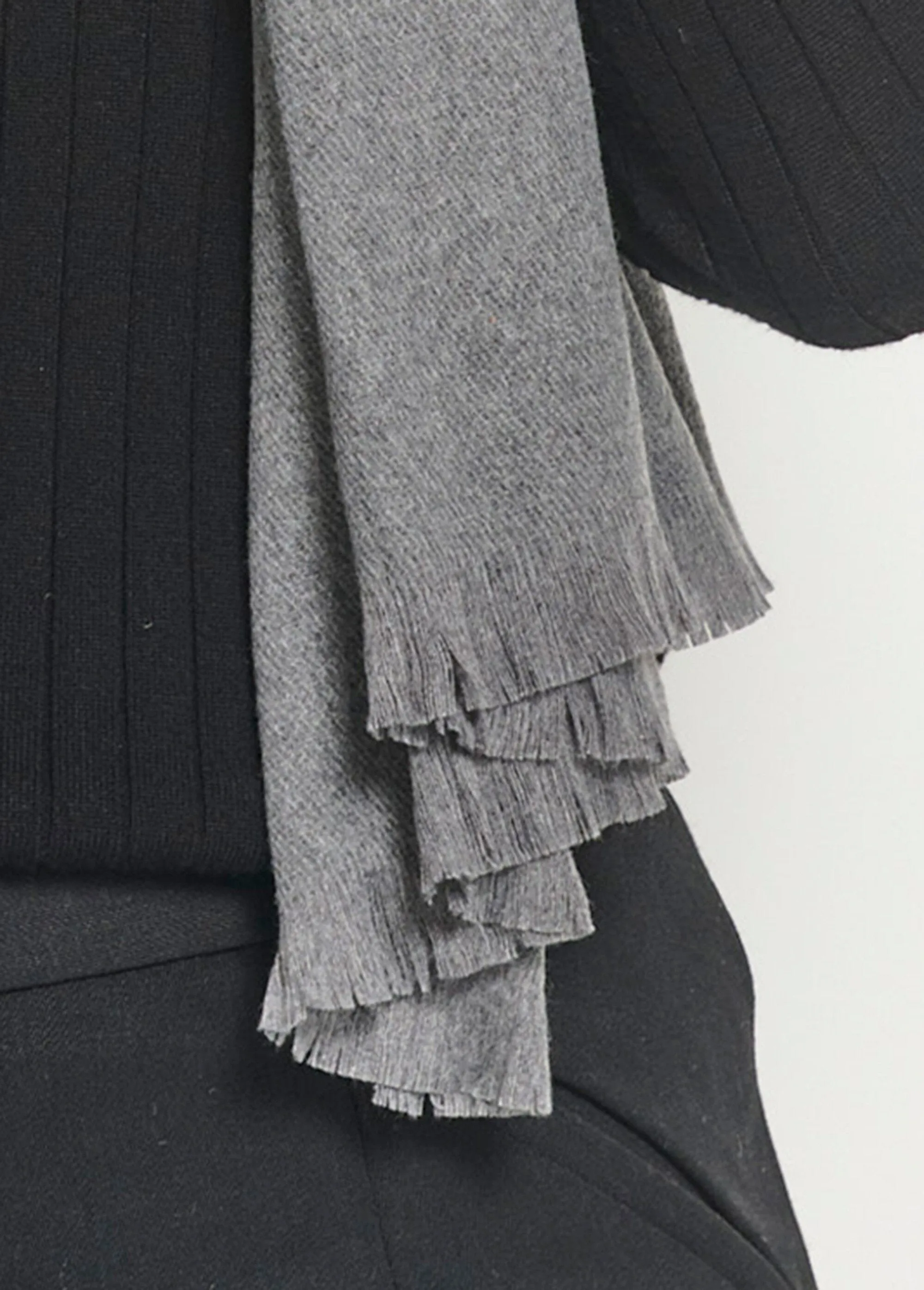 Trendy warm scarf with small fringes